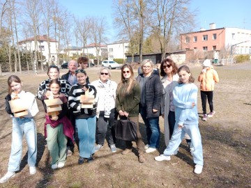 Dziuplaki i budki lęgowe – wieszanie budek w Szkole Podstawowej nr 7 w ramach projektu „Z Przyrodą na Ty” , 